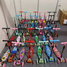 折叠式儿童滑板车，色彩缤纷，畅享乐趣！