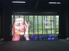 适用于零售商店和舞台的墙壁和窗户的透明 LED 面板
