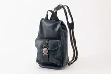 Produção e distribuição de carteiras com zíper, bolsas de moedas, aglutinantes, outros artigos de couro. Design, produção e distributi