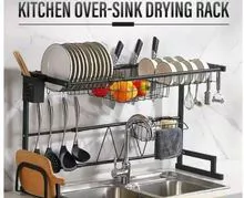 rack de secagem sobre pia da cozinha