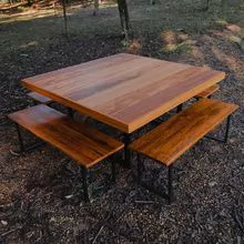 Mesa de madeira rústica com pés em metal