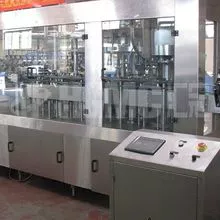 40-40-10全自动玻璃瓶官灌装机/矿泉水果汁啤酒灌装装瓶旋盖包装 3 合 1 设备