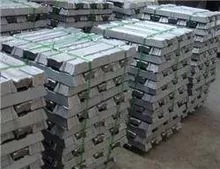Ingots de aluminio y chatarra de metal