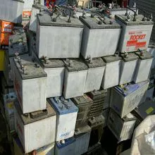 venda inteira Resíduos de automóveis, carro e caminhão bateria, bateria de chumbo drenado / Bateria de sucata pronto agora