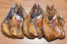 Secado caldo pescado y cabezas secas de bacalao de Noruega
