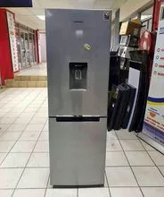 各种冰箱和冰柜 