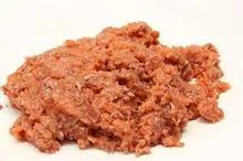Carne picada de salmón rosado congelado