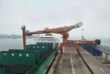 Descarregador de navio montado sobre trilho