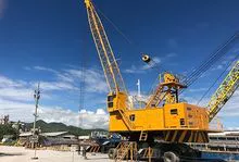 Hydraulic outrigger tire crane