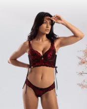 Juliana Luxury Lingerie: Sujetador y braguitas con detalles dorados