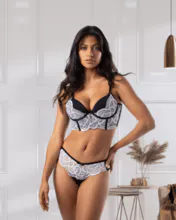 Maria Luxury Lingerie: Sujetador y braguitas con detalle dorado