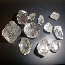 Diamante bruto natural em todos os tamanhos