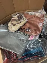 28 € – Bolsas e mochilas de marca (25 unidades, mix, categoria A–C, devoluções de clientes, estoque)