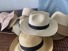 Chapéu panamá, chapéu Fedora, bonés, chapéus de palha, e todos os tipos de chapéus.