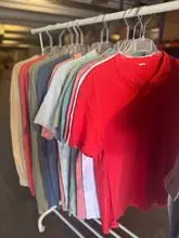 1.038,00 € – Lote de 346 muestras de ropa de hombre sin etiquetas: pantalones, camisas, jerséis, pantalones cortos, modernos, disponibles en Alemania.