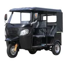 Tuk-tuk de tres y nueve ruedas con combustible