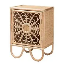 Móvel lateral/mesa de cabeceira em rattan com porta decorativa com padrão floral. Fabricado no Vietname.