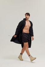 Parka negra con ajustes repelentes