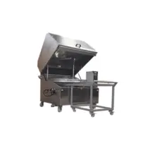 工业零件清洗机利用高温进行清洗，以清洗沾有油污的零件。