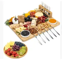 Tábua de queijos de bambu com conjunto de talheres e bandeja para queijos
