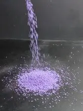 Materia prima del detergente en polvo con motas de colores