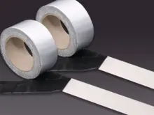 Grandes rolos de fita adesiva butílica de alumínio com aplicação em um só lado estão disponíveis para entrega imediata.