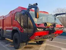 Off-road airport fire truck