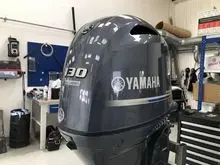 Motor de popa Yamaha 130HP 4 tempos ligeiramente usado