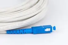 Cabos de conexão FTTH (Fibra até a Casa) para uso interno, SCAPC/SCUPC, com um, dois ou quatro condutores, nas cores preto e branco.