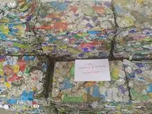 Latas de bebidas usadas e sobras