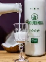 Cóctel alcohólico sabor coco