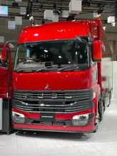Caminhão Moderno Mitsubishi Fuso Super Great com uma Cabine Espaçosa para o Motorista e Recursos Práticos para Transporte Comercial
