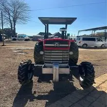 Tractor Agrícola Duradero Con Fuerte Diseño Mecánico y Rendimiento Diesel Confiable