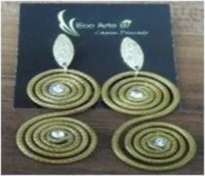 En el pendiente de oro Hierba de Materias Primas