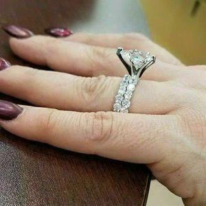 Anillo de compromiso de diamantes de oro de 14 k