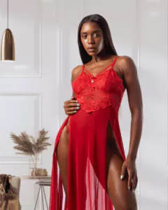 Camisola Longa Luxo Astrid: elegância e conforto com acessórios...