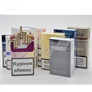 Caixas de cigarro, caixas de papelão, pequenos maços de cigarros