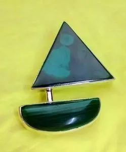 DIJE DE MALAQUITA EN FORMA DE VELERO.