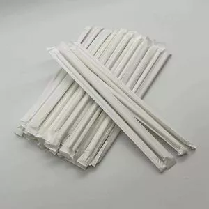Canudos de papel embrulhados individualmente