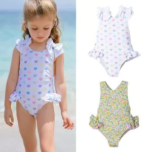 Roupas de banho e calças de praia infantis estão disponíveis em...