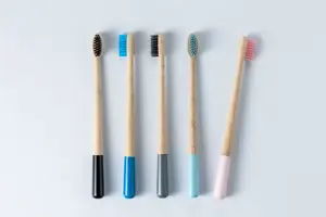 Cepillo de dientes de bambú natural y respetuoso con el medio...