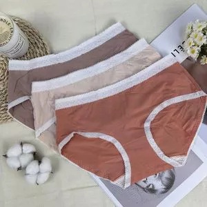 A roupa íntima diária da menina é confortável e respirável, e...