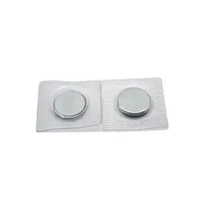 Um ímã permanente é costurado no botão para facilitar a fixação...