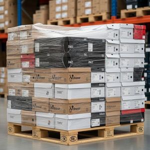 Palete de calçados com calçados variados, incluindo tênis, botas...