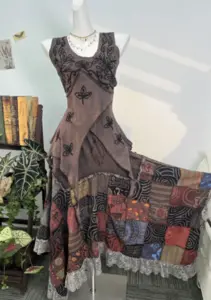 Roupas de tingimento de plantas florais feitas à mão