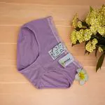 A roupa interior diária da menina é...